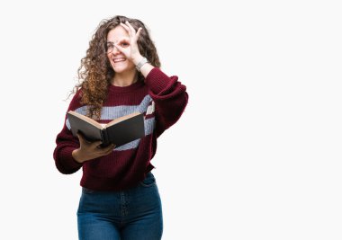 Genç esmer kız mutlu yüz el parmaklarının arasından seyir göz üzerinde ok işaretiyle yapıyor gülümseyen izole arka plan üzerinde gözlük takan bir kitap okuma