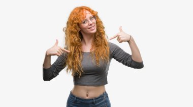 Yüzünde gülümseme ile kendinden emin görünüyorsun, kendini gururlu ve mutlu parmakları ile işaret genç Kızıl saçlı kadın.