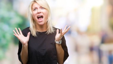 İzole arka plan çılgın ve kızgın bağırarak ve agresif ifade ve silah kaldırdı bağırmaya genç güzel sarışın bir kadın. Hayal kırıklığı kavramı.