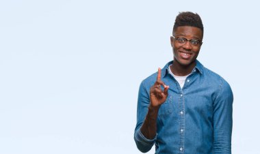 Ve kendinden emin ve mutlu gülümseyerek süre parmak numaralı yukarıyı gösteren izole arka plan üzerinde genç Afro-Amerikan adam.