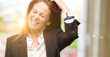 Ceket şüphe ifade, şaşırtmak ve kavramı, belirsiz gelecek merak ediyorum giyen orta yaş kadın