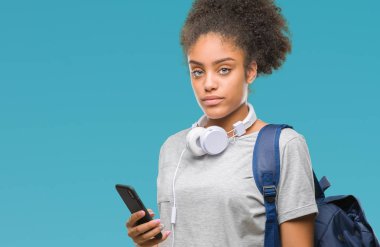 Sırt çantası akıllı yüzünde ciddi düşünme emin bir ifade ile izole arka plan üzerinde tutan genç güzel afro Amerikan öğrenci kadın