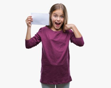 Sürpriz yüz işaret parmağı kendini izole arka plan üzerinde boş kağıt kartı tutan genç güzel kız