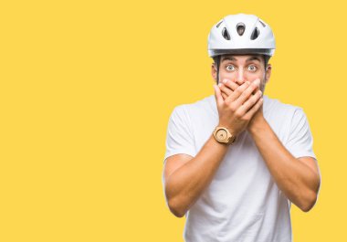 Bisikletçi Güvenlik kask üzerinde giyen genç yakışıklı adam arka plan ağız hata için elleriyle kapsayan şok izole. Gizli kavramı.