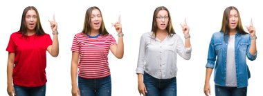 Genç güzel kız beyaz izole arka plan başarılı fikirle parmağı yukarıyı yüzünden kolaj. Çıktıktan ve mutlu. Bir numara.