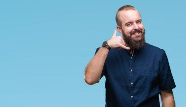 Genç beyaz hipster adam yapıyor gülümseyen izole arka plan üzerinde telefon hareketi ile el ve parmak telefonda konuşuyor gibi. Kavramları iletişim.