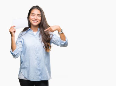 Sürpriz yüz işaret parmağı kendini izole arka plan üzerinde boş kartı tutan genç Arap kadın