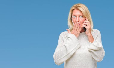 Orta yaş sarışın kadın Smartphone'da izole arka kapak ağız el ile üzerinden hata, korku, ifade için utanç ile şok söz sessizlik içinde gizli kavramı korkuttu