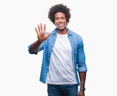 Gösterilen ve parmakları ile işaret izole arka plan üzerinde Afro Amerikalı adam kendinden emin ve mutlu gülümseyerek süre beş numara.