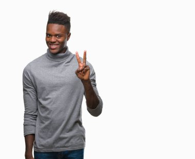 Gösterilen ve parmakları ile işaret izole arka plan üzerinde genç Afro-Amerikan adam ikincisi ise kendinden emin ve mutlu gülümseyerek.