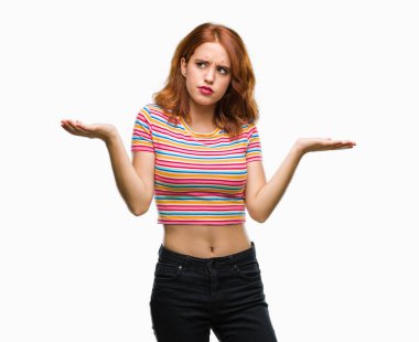 İzole arka plan clueless ve şaşkın bir ifadeyle kollar ve eller kaldırdı genç güzel kadın. Şüphe kavramı.