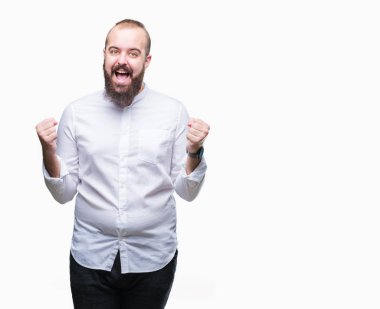 İzole arka plan kutlama üzerinde genç beyaz hipster adam şaşırttı ve başarı için kaldırdı kollarını açarak hayret ve gözleri açık. Kazanan kavramı.