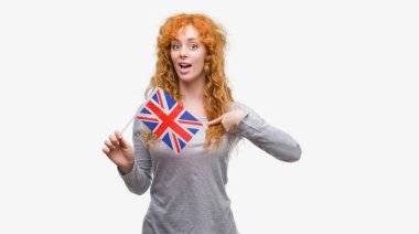Amerika Birleşik Devletleri bayrağı sürpriz yüz işaret parmağı kendisine tutan genç Kızıl saçlı kadın