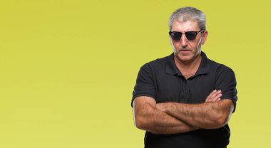 Yakışıklı komuta sizde izole arka plan şüpheci ve sinir, onaylamayan ifade yüz çapraz kolları üzerinde güneş gözlüğü takıyor. Negatif kişi.