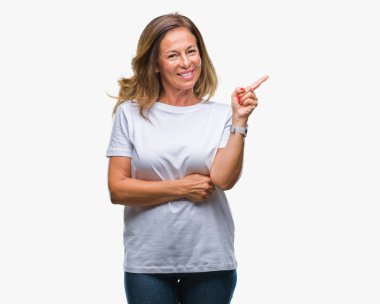 Kameraya bakarak yan el ve parmak ile işaret orta yaş İspanyol kadın kıdemli yüzünde kocaman bir gülümseme ile izole arka plan üzerinde.