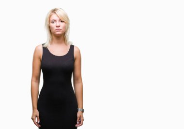 Yüzünde ciddi bir ifade ile izole arka plan üzerinde zarif elbise genç güzel sarışın çekici bir kadın. Basit ve doğal kameraya bakıyor.