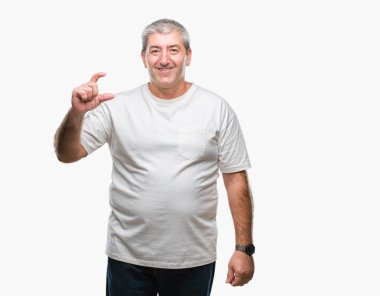 Üst düzey yakışıklı izole arka plan gülümseyen ve süre seyir ve kamera boyutu işaret parmaklarıyla yapıyor el ile kendinden emin eller üzerinde. Ölçü kavramı.