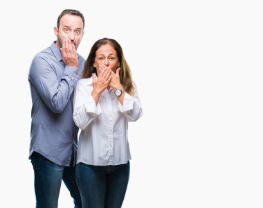 Orta yaş İspanyol iş iki izole arka plan ağız hata için elleriyle kapsayan şok içinde. Gizli kavramı.