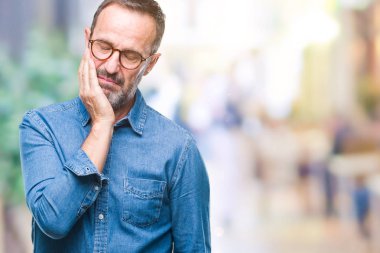 Orta yaş ağarmış komuta sizde seyir yorgun ve bıkkın ile depresyon sorun Çapraz kollar ile izole arka plan düşünme üzerinde gözlük.
