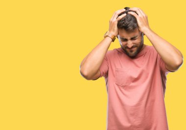 Yakışıklı delikanlı çünkü umutsuz ve stresli baş ağrısı acı izole arka plan üzerinde ağrı ve migren. Ellerini kafasına.