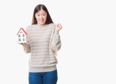 Genç duygu tezahürat gurur çığlık ve zafer ve başarı çok heyecanlı, kutluyor arka plan holding ev gerçek durum Aracısı kadın izole Çin