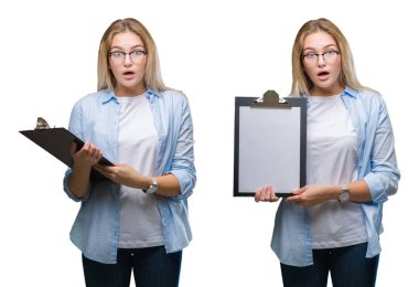 Pano üzerinde beyaz tutan genç güzel sarışın iş kadın kolaj kağıt bir sürpriz yüz, korkuyor ve heyecanlı korku ifadesi ile şok korkmuş izole