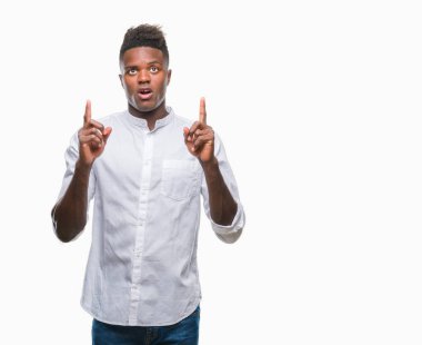 Genç Afro-Amerikan adam izole arka plan üzerinden hayran ve yukarıya bakıp parmakları ile işaret şaşırttı ve silah kaldırdı.