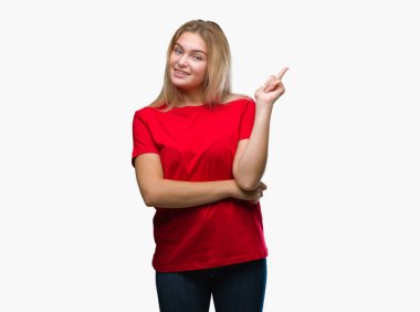 Kameraya bakarak yan el ve parmak ile işaret izole arka yüzünde kocaman bir gülümseme ile genç beyaz kadın.