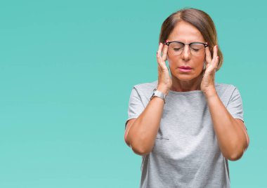 Üzerinde gözlük takan orta yaş İspanyol kadın kıdemli izole arka plan baş baş ağrısı için el ile çünkü stres. Migren muzdarip.