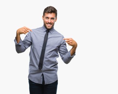 Genç yakışıklı iş adamı yüzünde gülümseme ile kendinden emin görünüyorsun, kendini gururlu ve mutlu parmakları ile işaret izole arka plan üzerinde.