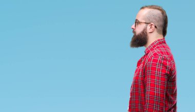 Genç beyaz hipster adam gözlük izole arka tarafına, seyir üzerinde dinlenmek doğal yüz emin gülümseme ile pozuyla profili.