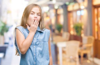 Genç güzel kız izole arka plan üzerinde el ile ağız kapsayan yorgun esneme sıkılmış. Restless ve uyku hali.