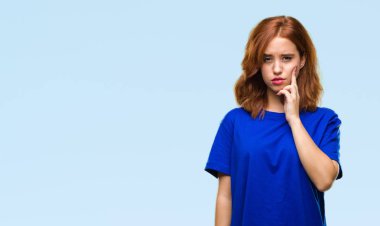 Genç güzel kadın diş ağrısı veya dişlerde dişlerle ilgili hastalık nedeniyle ağız acı ifadesi ile el ile dokunmak izole arka plan yüzünden. Diş hekimi kavramı.