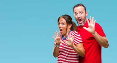 Orta yaş İspanyol kaç izole arka plan korkuyor ve korku ifade dur hareketi şokta bağırarak elleriyle ile dehşete aşk içinde. Panik kavramı.