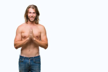 Genç yakışıklı gömleksiz adam uzun saçlı seksi vücut ellerle birlikte AF emin gülümseyen için soran dua izole arka plan üzerinde gösterilen.