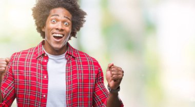 İzole arka plan kutlama üzerinde Afro Amerikalı adam şaşırttı ve başarı için kaldırdı kollarını açarak hayret ve gözleri açık. Kazanan kavramı.