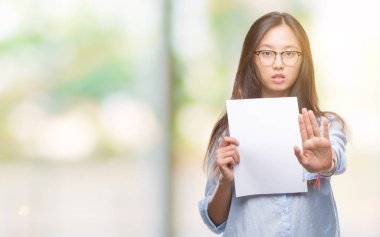 Boş kağıt açık eliyle dur işareti ile ciddi ve kendine güvenen ifade, savunma jest yapıyor izole arka plan üzerinde tutan Genç Asyalı kadın