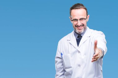 Orta yaş üst düzey ağarmış profesyonel adam giyen beyaz ceket olarak tebrik ve konuksever dost sunan karşılıklı gülümseyen izole arka plan üzerinde. Başarılı iş.