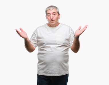 Üst düzey yakışıklı üzerinde izole arka plan clueless ve şaşkın bir ifadeyle kollar ve eller kaldırdı. Şüphe kavramı.