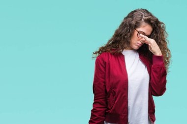 Güzel esmer kıvırcık saçlı Genç kız ceket ve gözlük izole arka plan üzerinde yorgun gözleri duygu yorgunluk ve baş ağrısı ve burun sürtme giyiyor. Stres ve hayal kırıklığı kavramı.