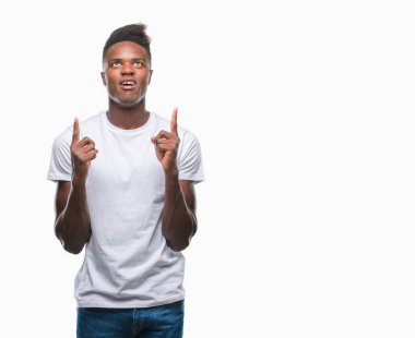 Genç Afro-Amerikan adam izole arka plan üzerinden hayran ve yukarıya bakıp parmakları ile işaret şaşırttı ve silah kaldırdı.