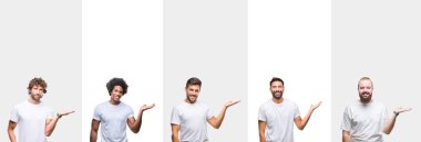 Neşeli sunulması ve kameraya bakarak avucunun ile işaret gülümseyen beyaz izole arka plan üzerinde beyaz t-shirt giyen genç beyaz, İspanyol, afro adam kolaj.
