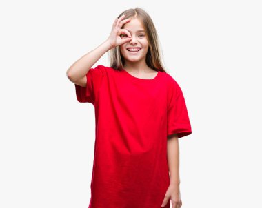 Genç güzel kız gülümsüyor, parmakları ile mutlu yüz üzerinden seyir göz el ile ok jest yapıyor izole arka plan üzerinde.