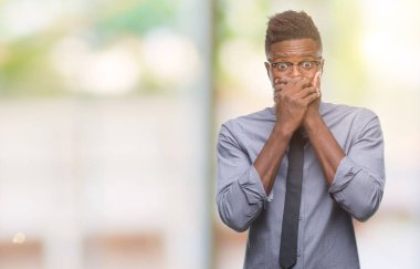 Genç Afro-Amerikalı iş adamı izole arka plan ağız hata için elleriyle kapsayan şok içinde. Gizli kavramı.