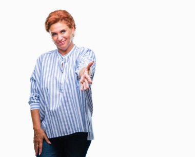 Atrractive üst düzey beyaz Kızıl saçlı kadın dostu sunan el sıkışma tebrik ve davet edici olarak gülümseyen izole arka plan yüzünden. Başarılı iş.