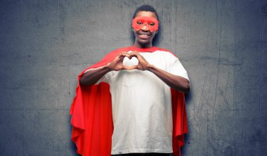 Afrika siyah süper kahraman adam mutlu gösteren aşk elinde kalp şekli sağlıklı ifade ve evlilik sembolü ile