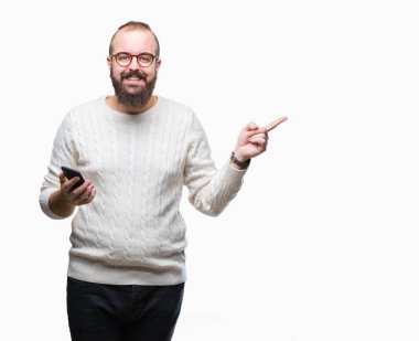 Genç beyaz hipster adam manifatura izole arka tarafına el ve parmak ile işaret çok mutlu üzerinde Smartphone kullanarak ileti gönderme