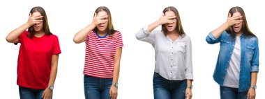 Mahcup ifadeyle parmaklarımın arasından seyir genç güzel kız yüz ve gözler el ile kapsayan şok bakmak beyaz izole arka plan üzerine kolaj.