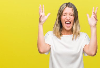 Genç güzel kadın yüzünden kızgın ve silah ile başarı için deli kutluyor izole arka plan ortaya çıkar ve heyecanlı çığlık gözler kapalı. Kazanan kavramı