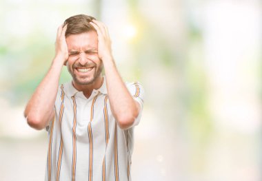 Yakışıklı delikanlı çünkü umutsuz ve stresli baş ağrısı acı izole arka plan üzerinde ağrı ve migren. Ellerini kafasına.